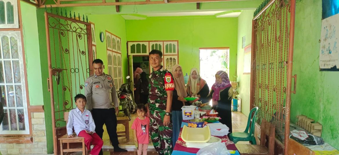 Serka Budiarto Anggota Koramil 1604 Jatibarang Indramayu Melakukan Komsos Bersama Ibu Ibu Posyandu Desa Pawidean 