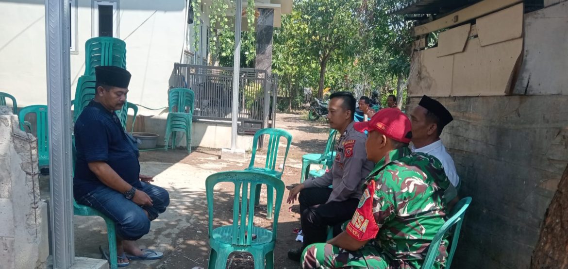 Babinsa Koramil 1608 Karangampel Indramayu Melakukan Komsos Bersama Babinkamtibmas Komsos Bersama Warga Desa Dukuh Jeruk