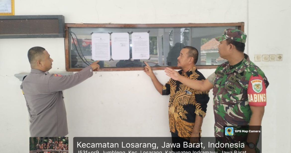 Koramil 1611 Losarang Indramayu Bersama Polsek Melaksanakan Pemasangan Maklumat Kapolda Jabar Terkait Pemberantasan Premanisme Dan Geng Motor 