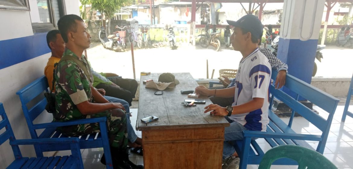 Babinsa Koramil 1602 Sindang Indramayu Lakukan Komsos Bersama Kuwu Dan Masyarakat Desa Brondong