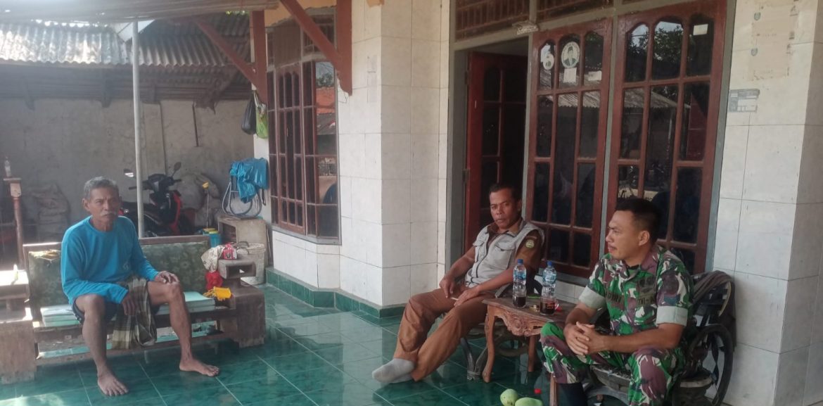 Komsos Babinsa Koramil 1602 Sindang Indramayu Bersama Pamongdesa Dan Warga Masyarakat Desa Babadan 