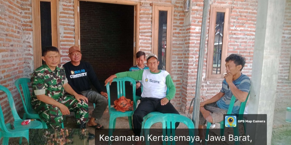 Babinsa Koramil 1605 Sukagumiwang Indramayu Melakukan Komsos Bersama Warga di Desa Sukawera 