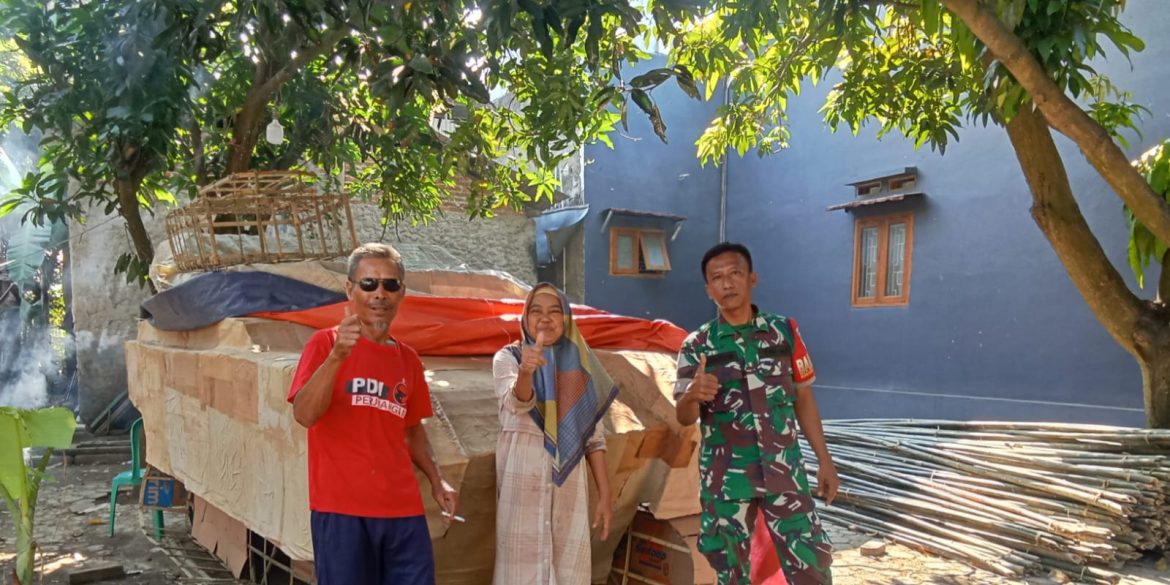 Anggota Koramil 1609 Juntinyuat Indramayu Melakukan Komsos Bersama Warga Desa Segeran Lor