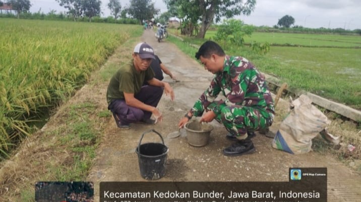 Babinsa Koramil 1608 Karangampel Indramayu Melakukan Karya Bhakti Perbaikan Jalan Berlubang di Blok Barat Desa Jayawinangun 