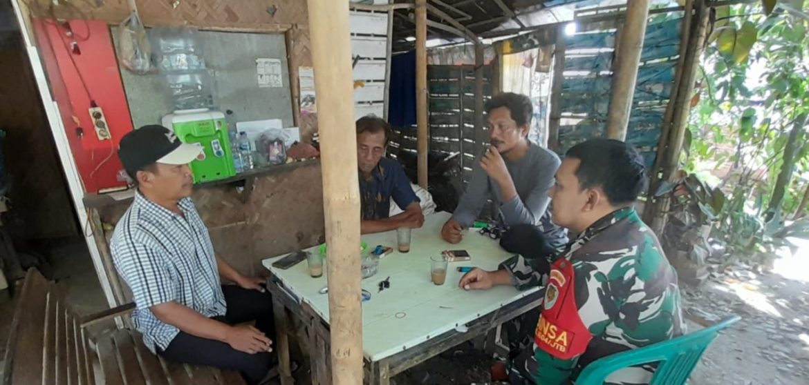 Babinsa Koramil 1604 Jatibarang Indramayu Mwlakukan Komsos Bersama Tomas Desa Jatibarang baru