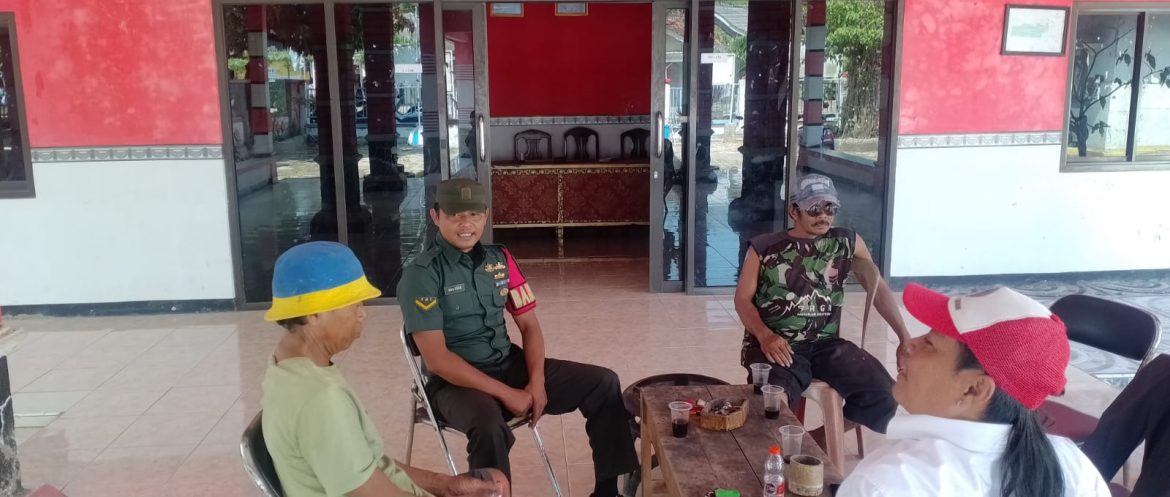 Anggota Koramil 1603 Lohbener Indramayu Melakukan Komsos bersama Pamong desa Pamayahan 