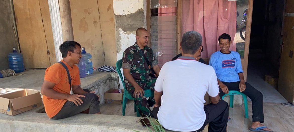 Komsos Babinsa Koramil 1605/Sukagumiwang Indramayu Sertu Edi Kurniawan Bersama Masyarakat Desa Jengkok 