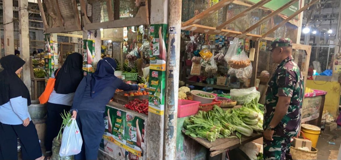 Cegah Lonjakan Harga Sembako, Babinsa Koramil 1605 Sukagumiwang Indramayu Lakukan Monitoring 