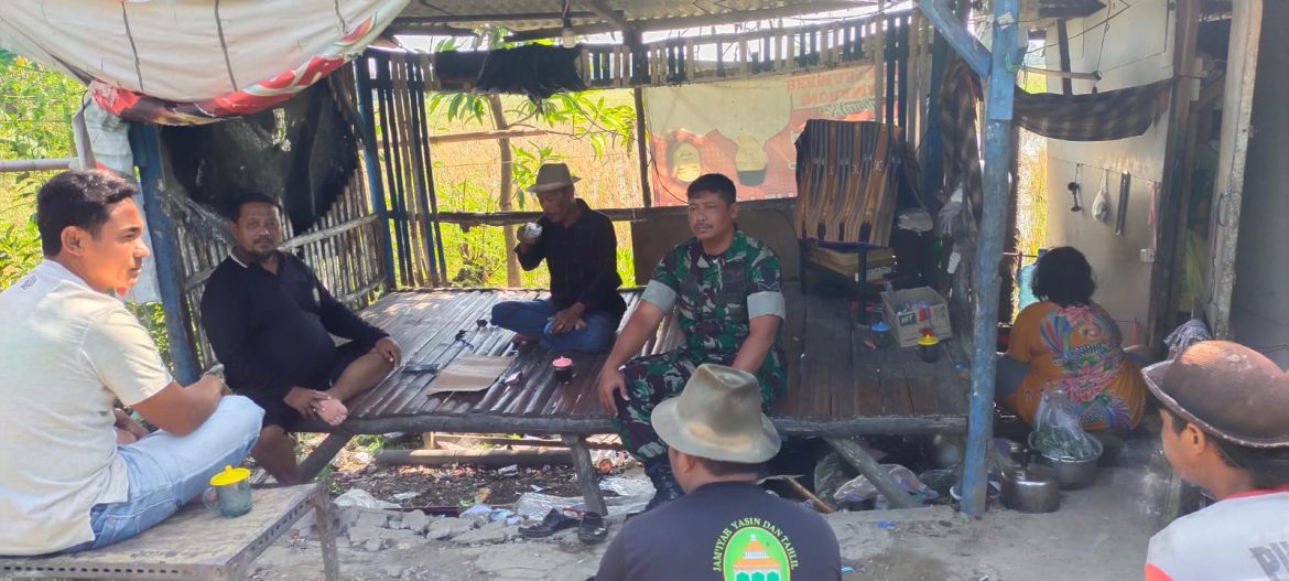 Babinsa Koramil 1608 Karangampel Indramayu Lakukan Komsos Bersama Warga Desa Mundu 