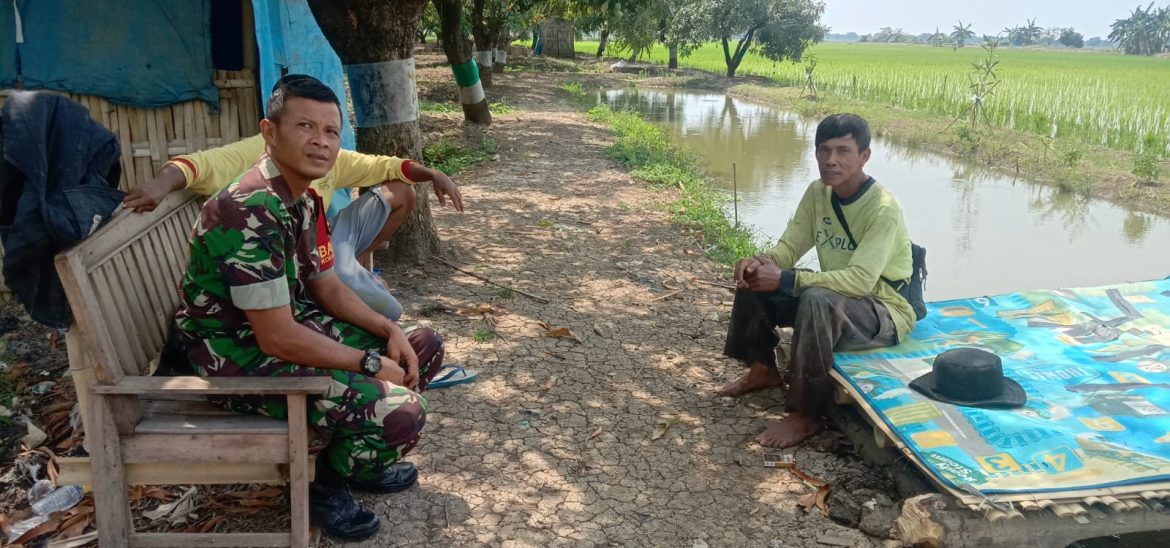 Sertu Tarjani Anggota Koramil 1604/Jatibarang Indramayu Melakukan Komsos Bersama Tokoh Masyarakat Desa Bulak 