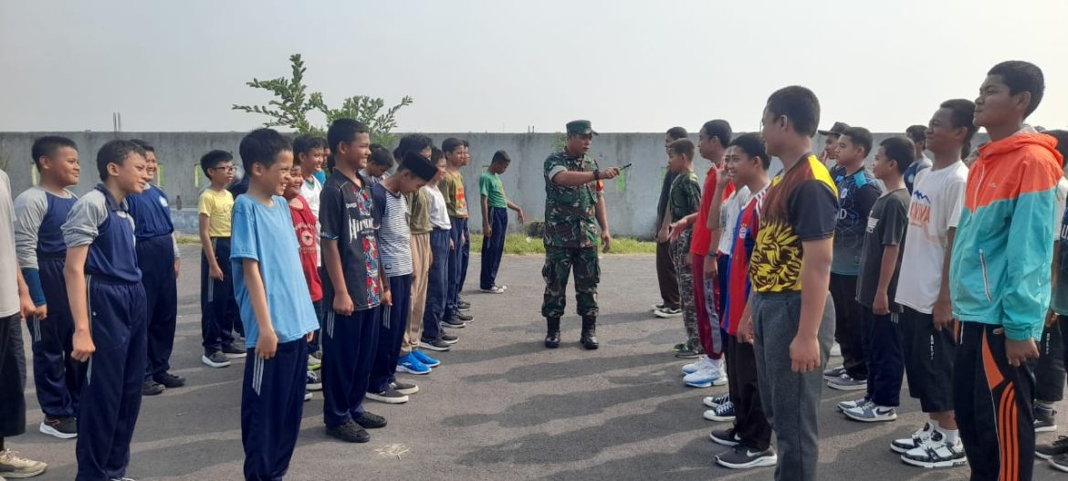 Koramil 1601 Indramayu Melaksankan Pemberian Materi Peraturan Baris Berbaris SMP IT Nashirus Sunnah 
