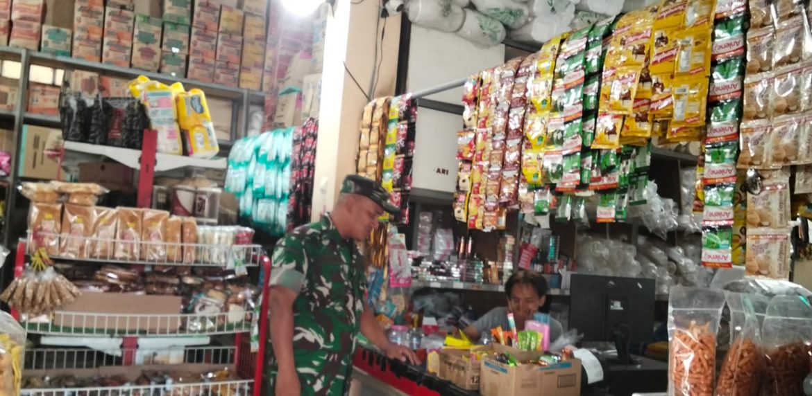 Babinsa Koramil 1603 Lohbener Indramayu Melakukan Pemantauan Harga Kebutuhan Bahan Pokok di Wilayah Binaan 