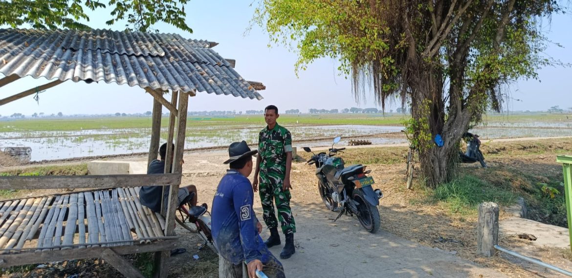 Tingkatkan Silaturahmi Dengan Masyarakat, Babinsa Koramil 1605 Sukagumiwang Indramayu Melakukan Komsos 