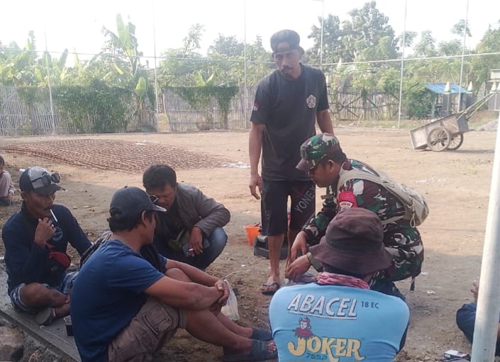 Melalui Komsos Babinsa Koramil 1611 Losarang Indramayu Pastikan TNI Selalu Ada di Tengah Tengah Masyarakat