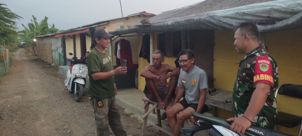 Ciptakan Kondusifitas Lingkungan, Babinsa Koramil 1605 Sukagumiwang Indramayu Melakukan Komsos Bersama Warga 