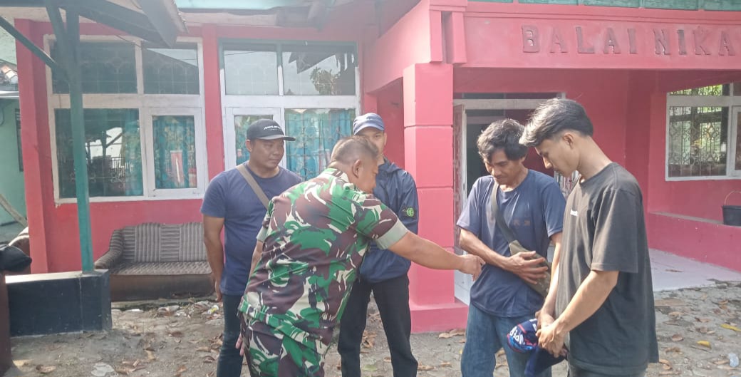 Serka Amani Anggota Koramil 1604/Jatibarang Indramayu Melakukan Komsos Bersama Pamongdesa dan Tokoh Masyarakat Desa Jatibarang