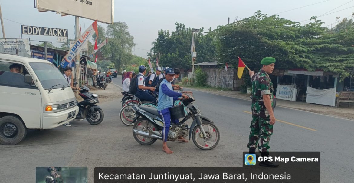 Babinsa Koramil 1609 Juntinyuat Indramayu Bantu Masyarakat Dan Anak Sekolah Menyebrang Jalan Raya 