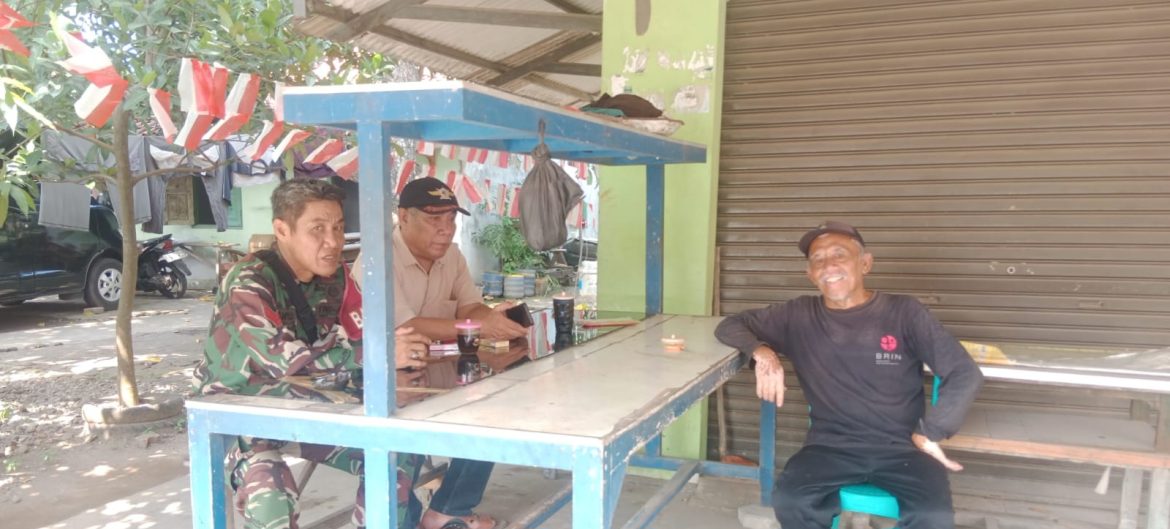 Tingkatkan Kondusifitas Lingkungan, Anggota Koramil 1601/Indramayu Melakukan Kegiatan Komsos 