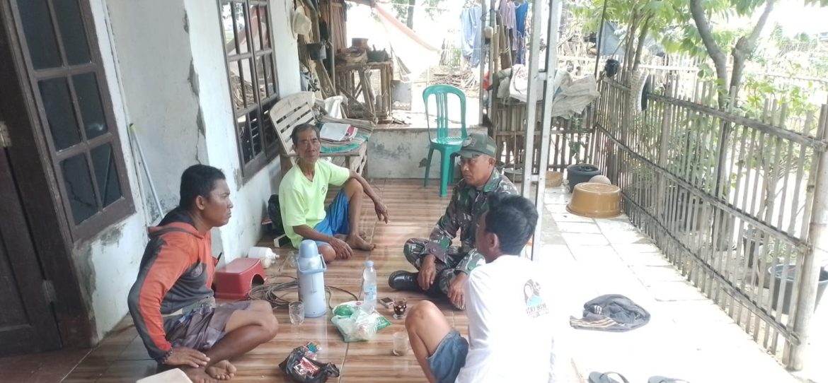 Babinsa Koramil 1611 Losarang Indramayu Melakukan Komsos Bersama Masyarakat Desa Ranjeng  