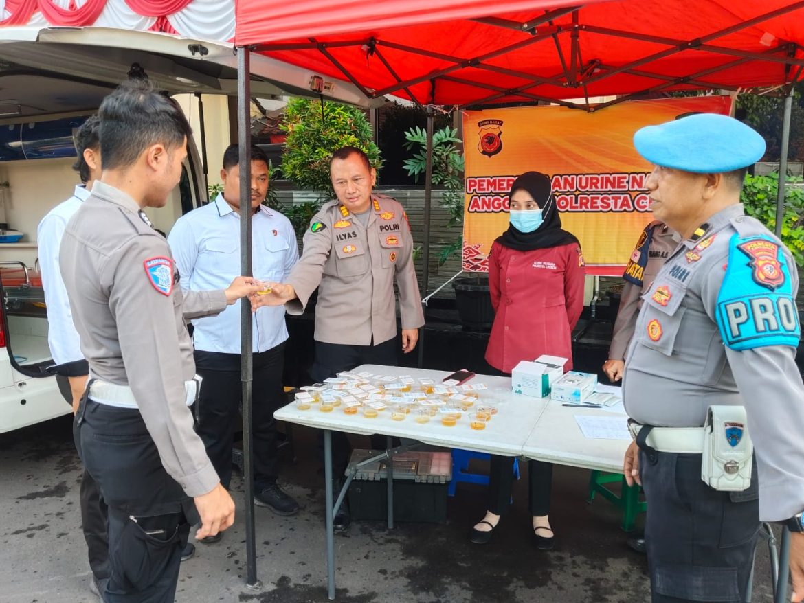Puluhan Personel Polresta Cirebon Jalani Tes Urine