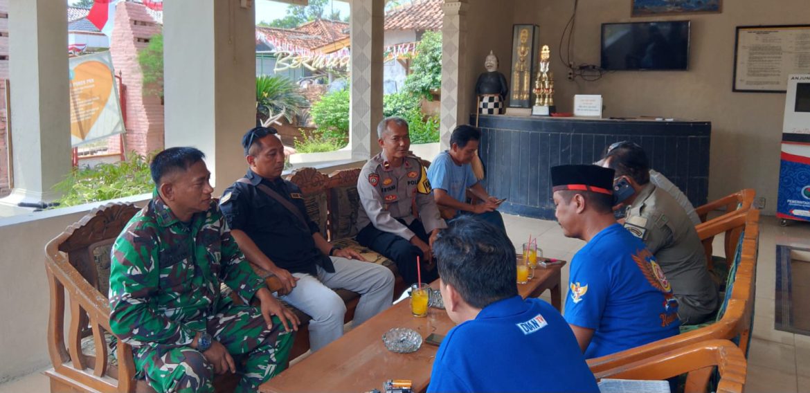 Babinsa Koramil 1608 Karangampel Indramayu Melakukan Sosialisasi Penertiban Warung Di Lapangan Sepakbola 