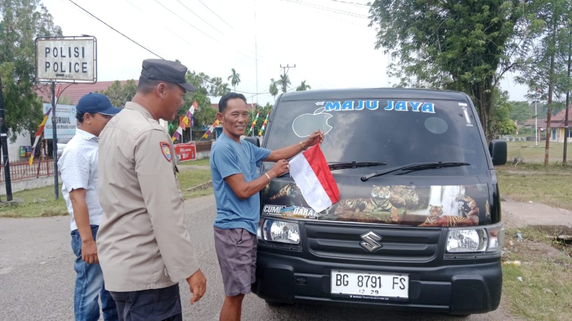 Sat Intelkam Polres Ogan Ilir dan Polsek Muara Kuang Pasang Bendera Merah Putih di Kendaraan Sambut HUT RI ke-80*