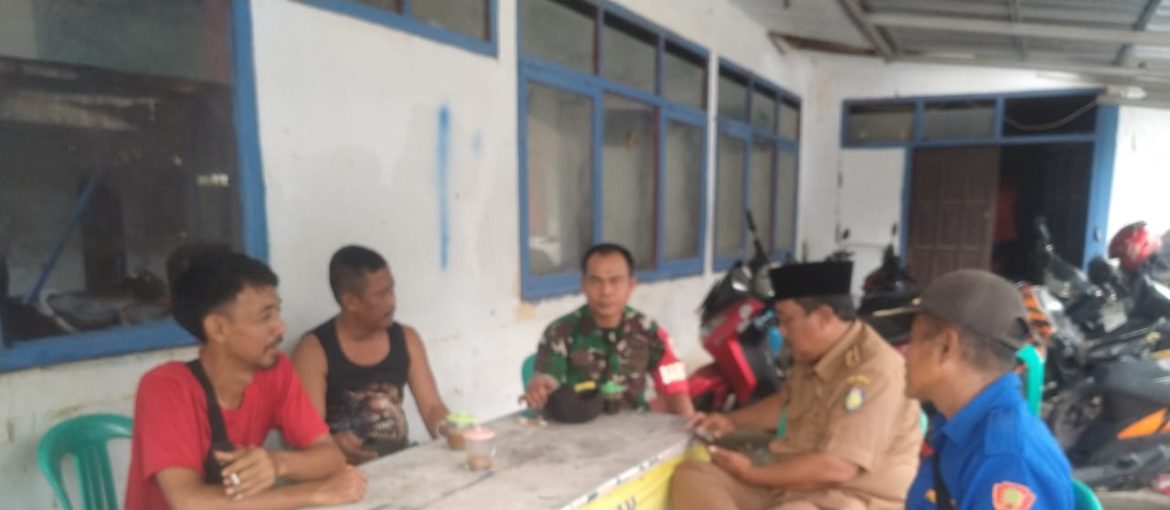 Babinsa Koramil 1608 Karangampel Indramayu Melakukan komsos bersama pamong Desa Kedokanbunder 