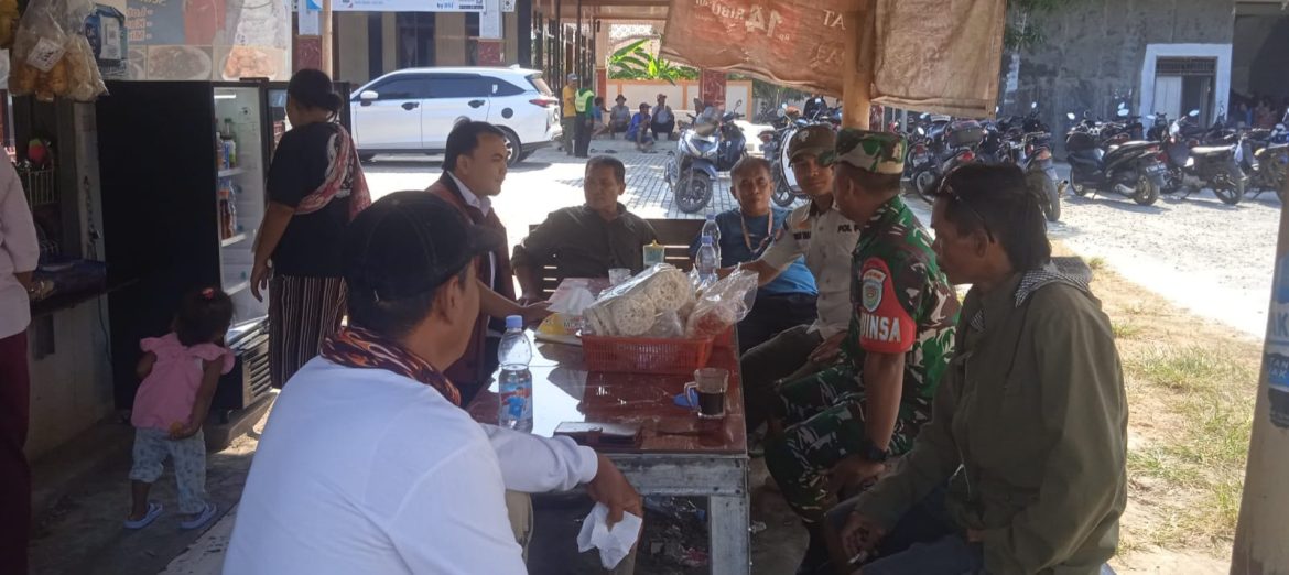 Babinsa Koramil 1611 Losarang Indramayu Melakukan Komsos Bersama Masyarakat Desa Losarang
