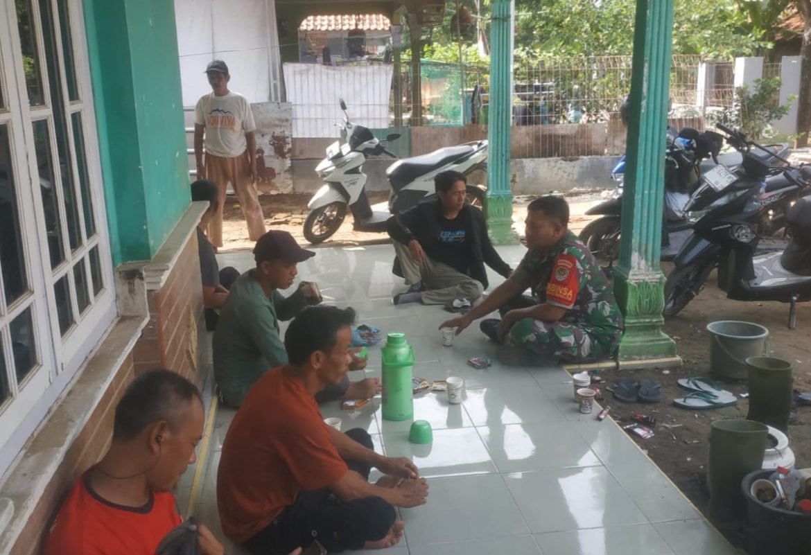 Anggota Koramil 1604 Jatibarang Indramayu Melakukan Komsos Bersama Masyarakat Desa Lobener Lor 