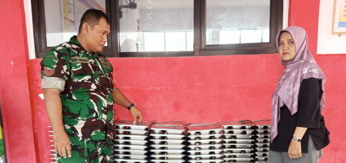 Anggota Koramil 1609 Juntinyuat Indramayu Melakukan Monitoring Kegiatan Pelayanan SPPG dan Pendistribusian Makan Bergizi Gratis 