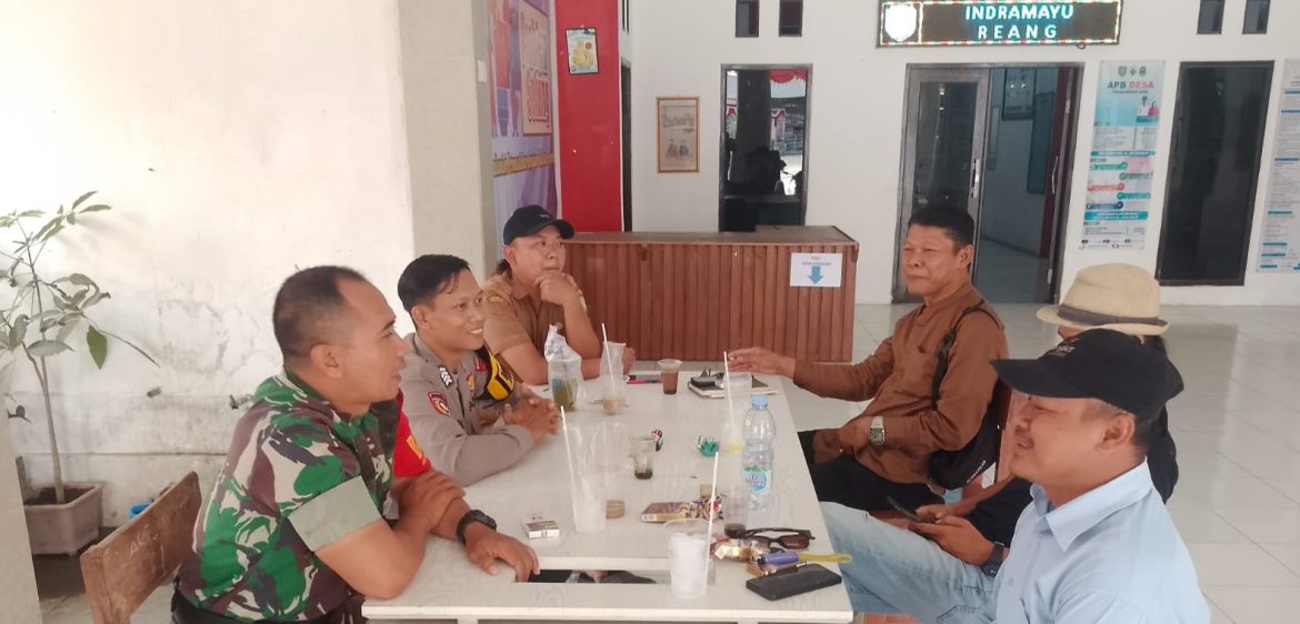 Babinsa Koramil 1601 Indramayu Melakukan Komsos Bersama Warga di Desa Tegalurung