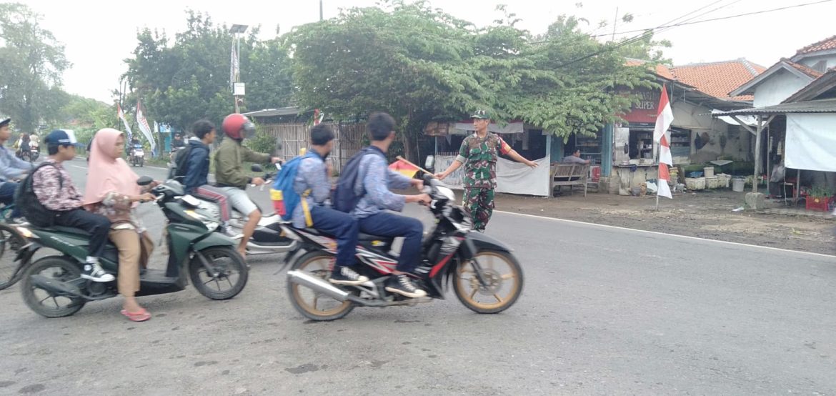 Cegah Lakalantas, Koramil 1609 Juntinyuat Indramayu Bantu Masyarakat dan dan Para Siswa Menyebrang Jalan Raya