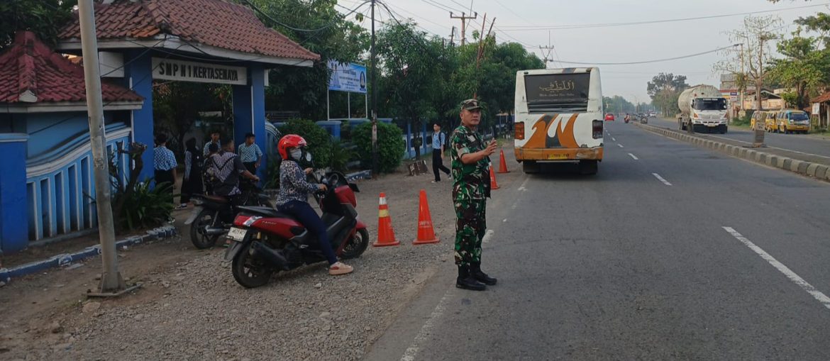 Anggota Koramil 1605 Sukagumiwang Indramayu Tingkatkan Kepedulian Lingkungan Bantu Masyarakat dan Para Siswa Menyebrang Jalan Raya