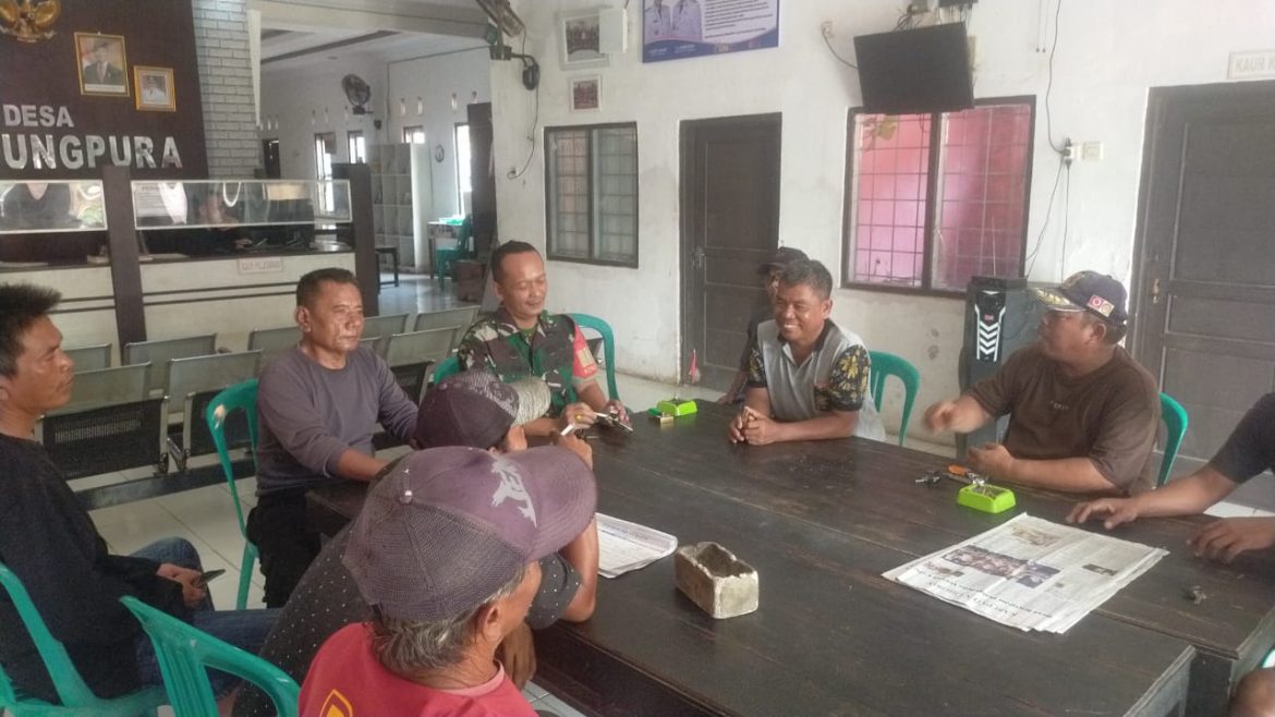 Babinsa Koramil 1608 Karangampel Indramayu Melakukan Komsos Bersama Tokoh Masyarakat dan Tokoh Pemuda 