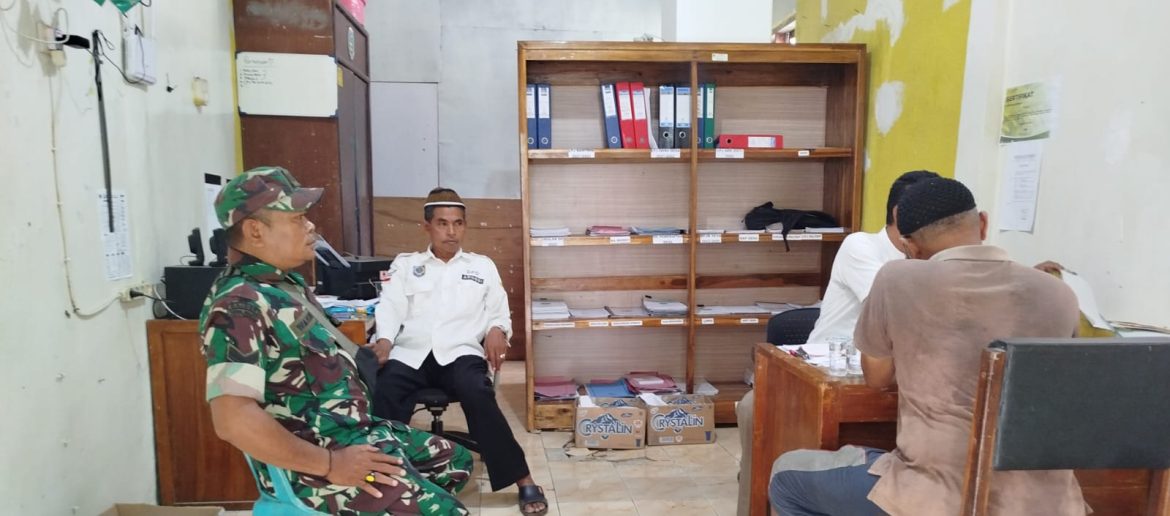 Sertu Warsim Anggota Koramil 1604/Jatibarang Indramayu Melakukan Komsos Bersama Pamongdesa dan Masyarakat