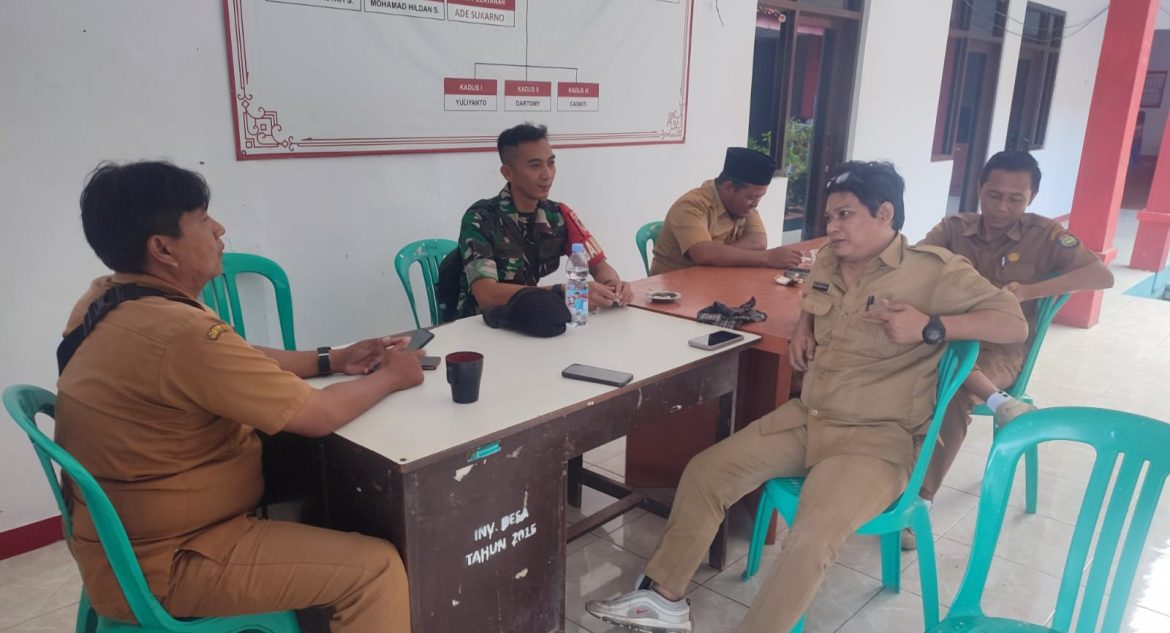 Komsos Anggota Koramil 1603/Lohbener Indramayu Bersama Masyarakat Desa Sindangkerta 