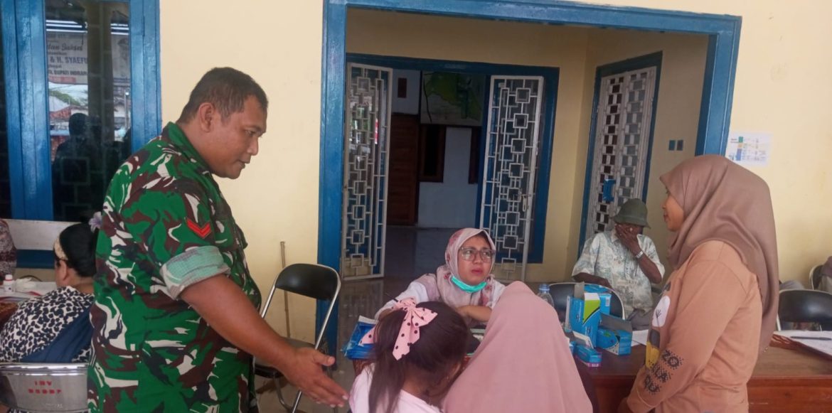 Karya Bhakti TNI, Koramil 1609 Juntinyuat Indramayu Monitoring Kegiatan Pelayanan Kesehatan 