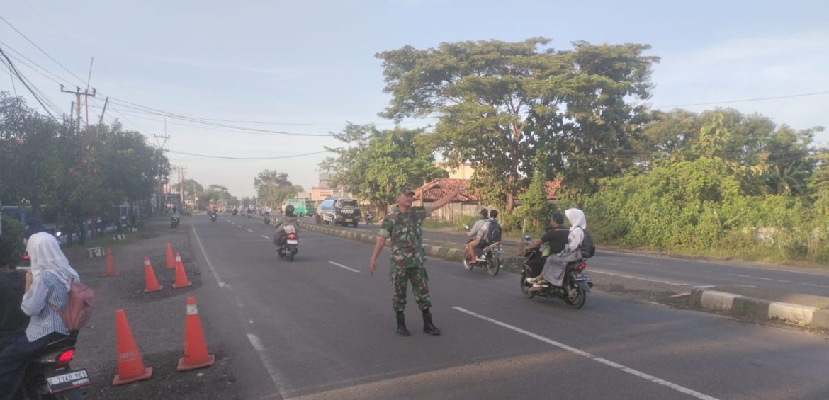 Menyeberangkan Anak Sekolah, Babinsa Koramil 1605 Sukagumiwang Indramayu Cegah Lakalantas di Jalan Raya 