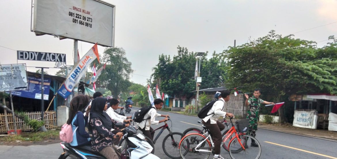 Babinsa Koramil 1609 Juntinyuat Indramayu Membantu Masyarakat dan Anak Sekolah Menyebrang Jalan Raya 