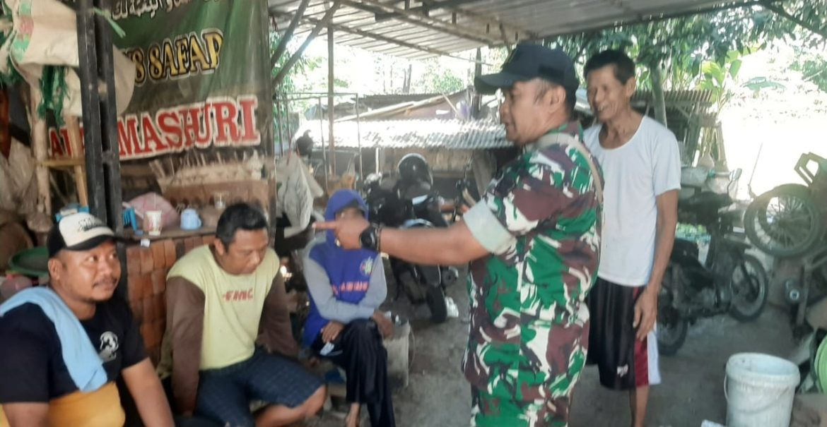 Babinsa Desa Krasak Serda Rosid Anggota Koramil 1604/Jatibarang Indramayu bersama Masyarakat Desa Krasak