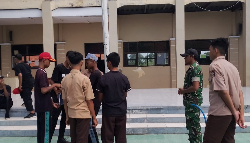 Anggota Koramil 1603 Lohbener Indramayu Latih Calon Paskibra SMAN 1 Lohbener 