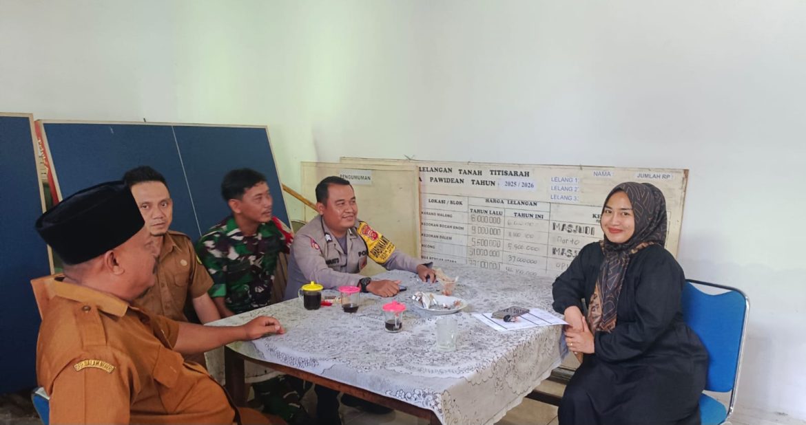 Babinsa Koramil 1604 Jatibarang Indramayu Lakukan Komsos Bersama Pamong Desa Pawidean