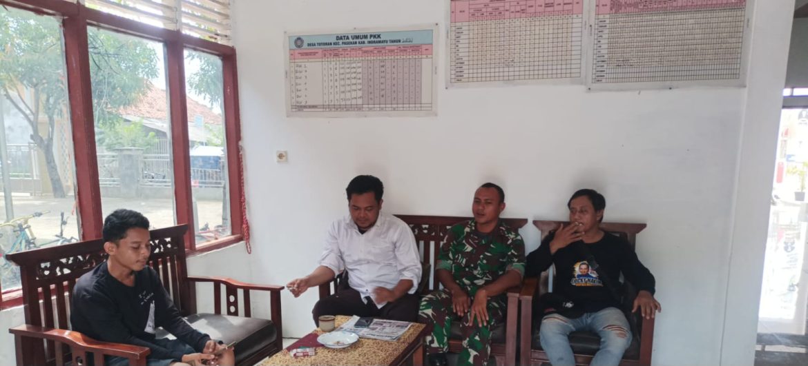 Sertu Iswandi Babinsa Koramil 1602 Sindang Indramayu Melakukan Komsos Dengan Pamongdesa Totoran 