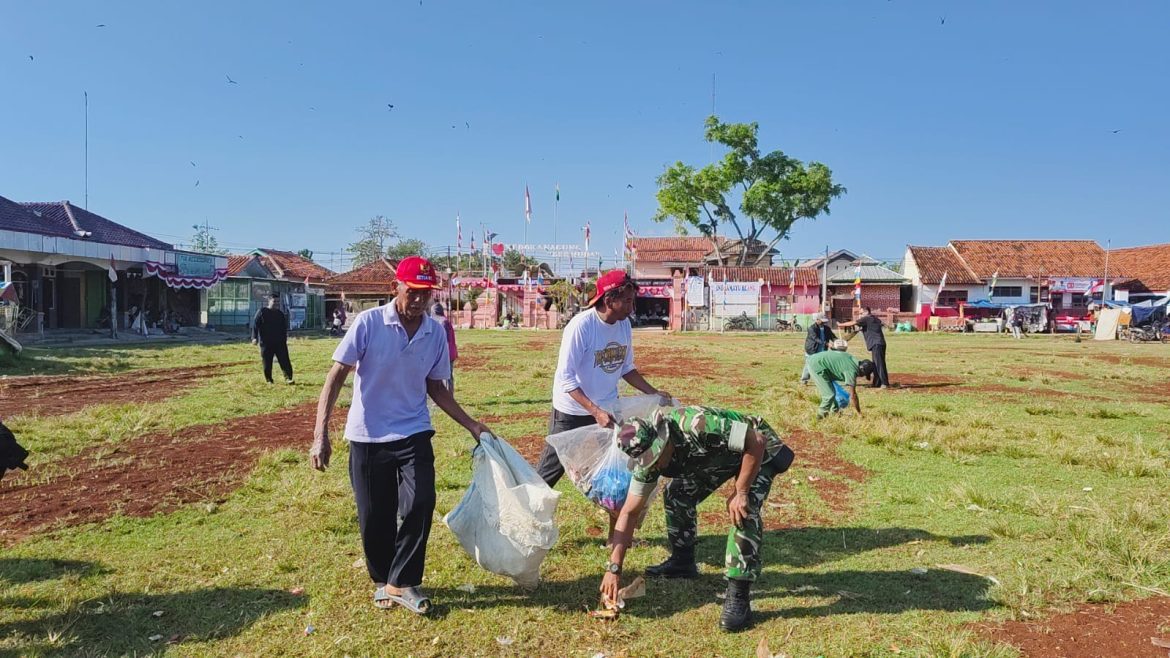 Persiapan Upacara HUT RI KE-80, Koramil 1608 Karangmpel Indramayu Menggelar Pembersihan di Lapangan Sepakbola Desa Kedokan Bunder