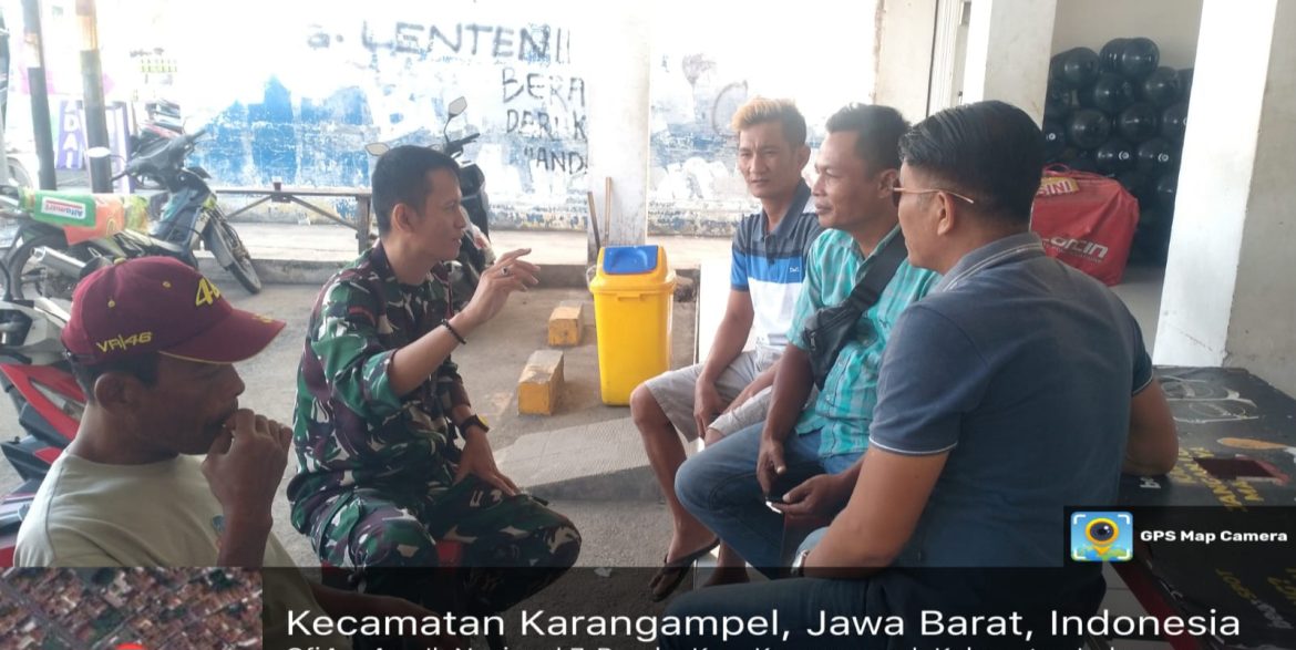 Babinsa Koramil 1608 Karangampel Indramayu Melakukan Komsos bersama masyarakat Desa Benda