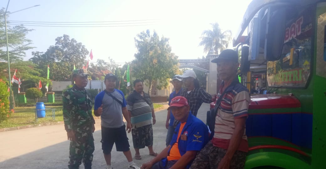 Babinsa Koramil 1605 Sukagumiwang Indramayu Lakukan Komsos Bersama Masyarakat Desa Tenajar Kidul 