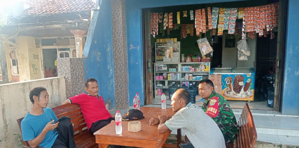 Babinsa Koramil 1608 Karangampel Indramayu Melakukan Komsos Bersama Warga Desa Dukuh Jeruk 