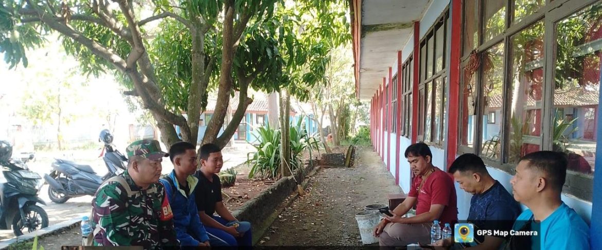 Babinsa Koramil 1611 Losarang Indramayu Melakukan Komsos Bersama Masyarakat Desa Jangga 