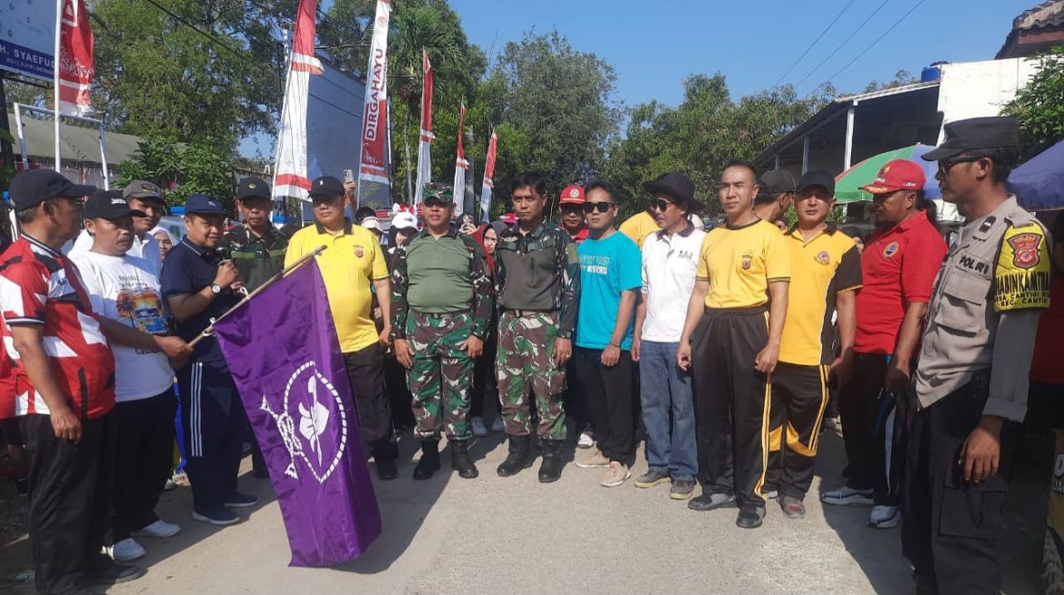 Memeriahkan HUT RI Ke-80, Danramil 1602 Sindang Indramayu Mengikuti Jalan Santai di Kecamatan Cantigi