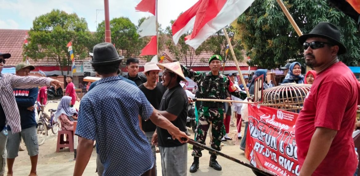 Babinsa Koramil 1609 Juntinyuat Indramayu Lakukan Lakukan Komsos dan Dampingi Festival Bersama masyarakat segeran lor 